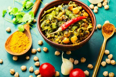 Kitchari, pilav ve yağda kızartılmış baharat. Hint yemeği.