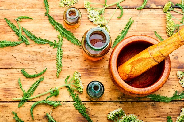 Jar Yarrow Tincture Medicine Made Resolving Herbs Alternative Mediction — 스톡 사진