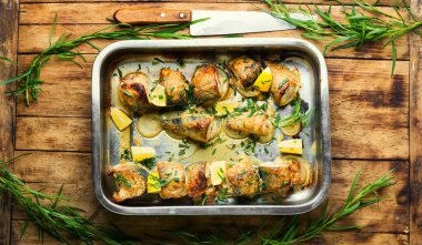 Soğanlı fırında uskumru. Fırında kızartılmış balık..