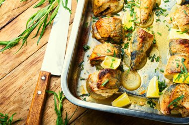 Soğanlı fırında uskumru. Fırında kızartılmış balık..