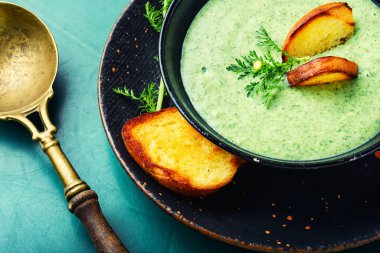 Püre çorbası, diyet kabağı ve tostlu bitki çorbası.
