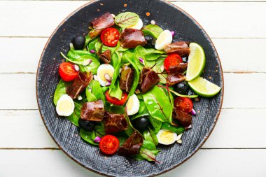 Pazı salatası, bıldırcın yumurtası, domates ve kurutulmuş et. Jamonlu ve sebzeli salata..