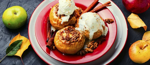 Осінній Десерт Запечені Яблука Гранолою Горіхами Смачні Запечені Яблука Морозивом — стокове фото