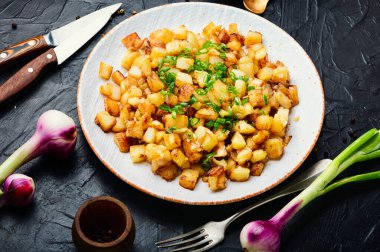 İştah açıcı kızarmış patatesler. Tabakta kızarmış patates.