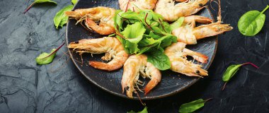 Kaynamış büyük karidesli tabak. Lezzetli haşlanmış langoustine. Deniz ürünleri.