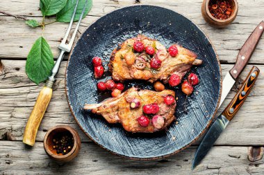 Böğürtlen salamurasında domuz bifteği. Kiraz şarabı sosunda et.