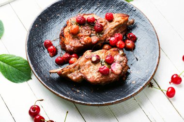 Böğürtlen salatasında domuz pirzolası. Kirazlı şarap sosunda et.