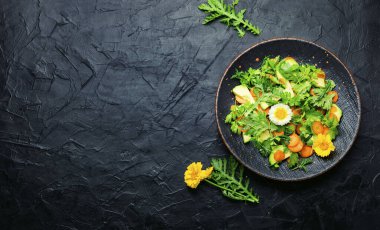 Kasımpatı yapraklı diyet salatası ve avokado. Vejetaryen lezzetli salata. Boşluğu kopyala.