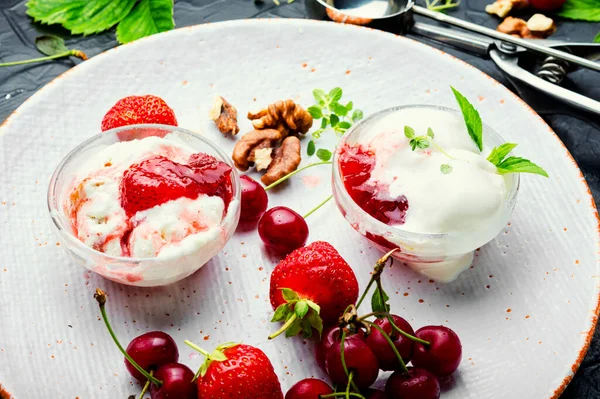 Yaz Tatlısı Çilek Kirazlı Dondurma Meyve Reçelli Dondurma — Stok fotoğraf