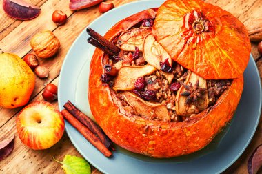 Sonbahar tatlısı, kurutulmuş meyvelerle doldurulmuş balkabağı.