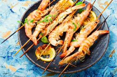 Izgara Langoustines, şişte kızartılmış karides. Barbekü karidesleri.