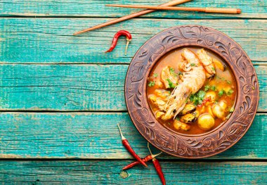 Tom yam kung baharatlı Tayland deniz ürünleri çorbası. Tom leziz sıcak çorba..