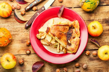 Elmalı turta. Sonbahar tatlılığı. Geleneksel elmalı pasta.