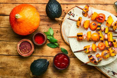 Şişte kızarmış sebze. Balkabağı, domates, kabak ve biberli şiş. Sebze şiş.