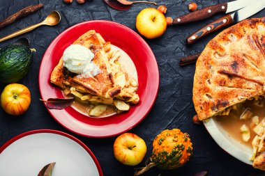 Elmalı turta. Sonbahar tatlılığı. Geleneksel elmalı pasta.