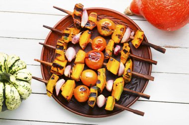 Şişte kızartılmış sebze, sebze kebabı. Kabak, domates, kabak ve biberli shashlike. Izgara sebze.