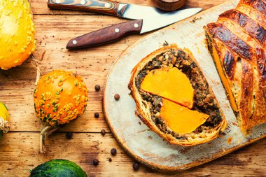 Balkabağı ve mantarla doldurulmuş rulo. Ekmekte pişmiş balkabağı..