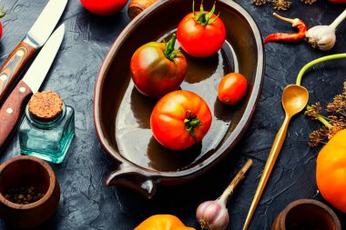 Tuzlu ev yapımı domates, pişirme süreci, konserve domates, marine edilmiş sebze. Domates turşusu için hazırlık.