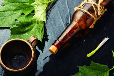 Cam şişedeki Datura ilaç tentürü. Bitkisel ilaçlar