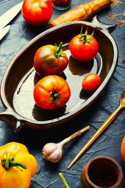 Saltade Färska Tomater Matlagning Konserverade Tomater Inlagda Grönsaker Och Konserverade — Stockfoto