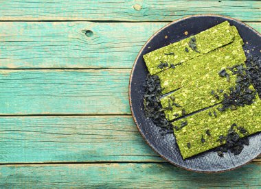 Yosun ve spirulinadan deniz ürünleri. Yosun çipleri. Vejetaryen yemeği.