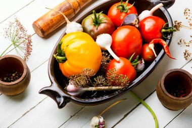 Tuzlu taze domatesler, pişirme süreci, konserve domatesler, turşulu sebzeler, beyaz arka planda korunmuş.