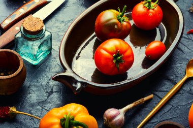Tuzlu ev yapımı domatesler, pişirme süreci, konserve domates, marine edilmiş sebze. Domates turşusu için hazırlık.