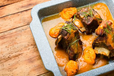 Kayısıda pişmiş sığır pirzolası. Köy arka planında meyve soslu dana eti.