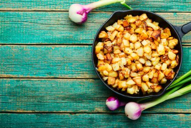 Kızarmış patatesler iştah açıcı. Demir tavada kızarmış patates.