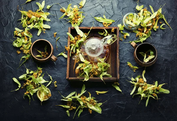 Cam Çaydanlıkta Ihlamur Çayı Iyileştirmek Kokulu Doğal Çay Bitkisel Ilaçlar — Stok fotoğraf