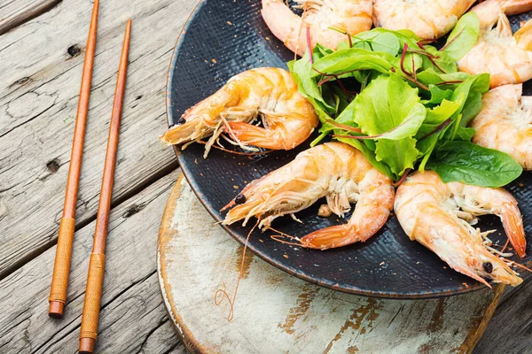 Bord Met Gekookte Grote Garnaals Heerlijk Gekookt Langoustine Zeevruchten — Stockfoto