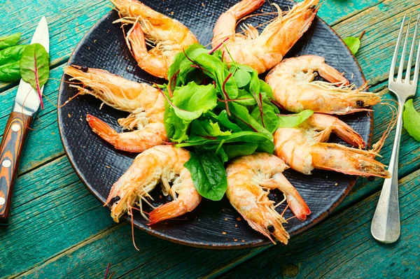 Gekookte Koningsgarnalen Een Donkere Schotel Heerlijk Gekookte Langoustine — Stockfoto