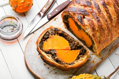 Balkabağı ve mantarla doldurulmuş rulo. Ekmekte pişmiş balkabağı..