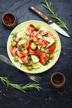 Sağlıklı sebze salatası domates, salatalık, zeytin ve yumurta.