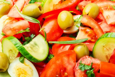 Taze sebze salatası. Domates, salatalık, zeytin ve yumurta. Diyet salata.
