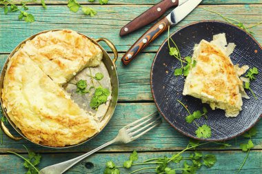 Peynirli ve süzme peynirli hamur turtası.