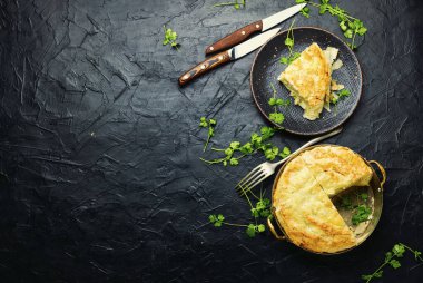 Peynirli ve süzme peynirli filo hamur turtası. Boşluğu kopyala