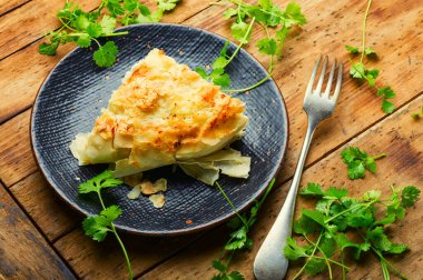 Peynirli ve süzme peynirli hamur turtası.