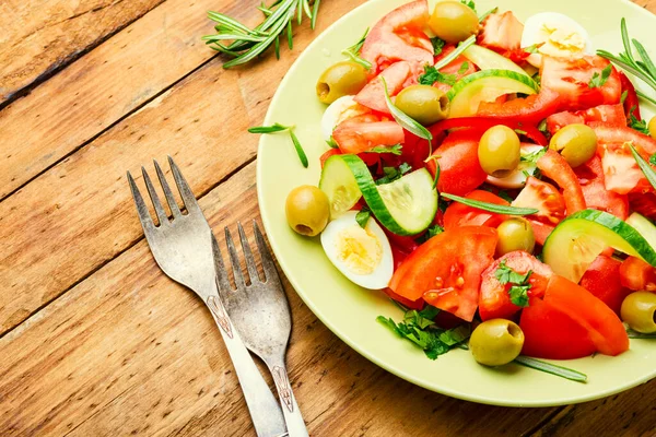 Frischer Gemüsesalat Mit Tomaten Gurken Oliven Und Eiern Diätsalat — Stockfoto