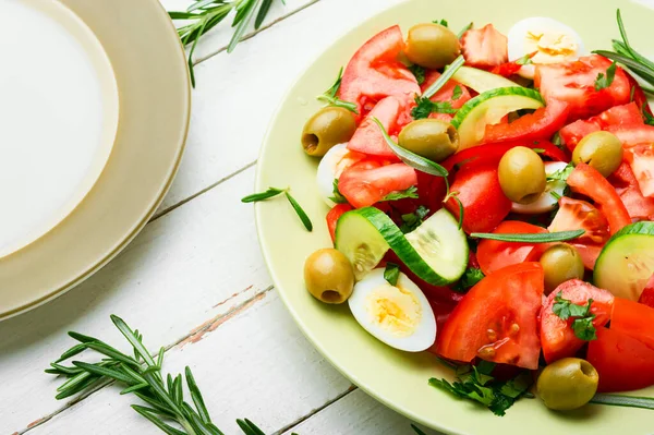 Gesunder Gemüsesalat Mit Tomaten Gurken Oliven Und Eiern — Stockfoto