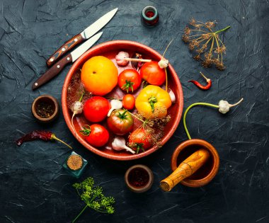 Tuzlu taze domates. Pişirme işlemi, konserve domates. Sebze turşusu ve konserve.