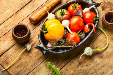 Tuzlu ev yapımı domates, pişirme süreci, konserve domates, marine edilmiş sebze. Domates turşusu için hazırlık.