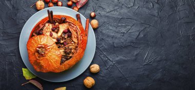 Sonbahar tatlısı, kurutulmuş meyvelerle doldurulmuş balkabağı.