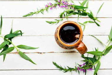 Masada bir fincan bitki çayı. Ivan çayı mı, ateş otu mu? Ivan çayı mı?