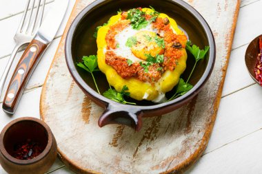 Kuskus ve mantarla doldurulmuş kabak. Shakshuka ile pişirilmiş veranda. Patty tava kabağı.