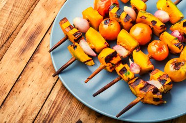 Şişte kızarmış sebze. Balkabağı, domates, kabak ve biberli şiş. Sebze şiş.