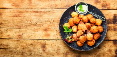 Ahududulu lezzetli kaymak çörekleri. Tabakta donutlar. Lezzetli.
