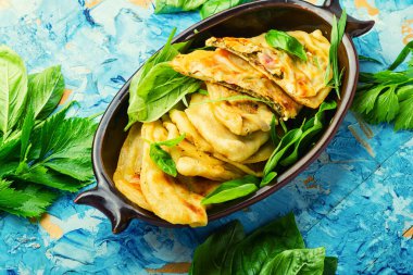 Taze otlarla doldurulmuş mayasız hamur turtası. Kutub ya da kutab. Azeyrbajan yemeği