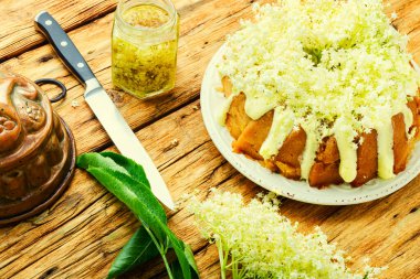 Yaşlı çiçeklerle süslenmiş ev yapımı yaz pastası..