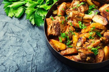 İştah açıcı pirzola. Yeni patatesle pişirilmiş..